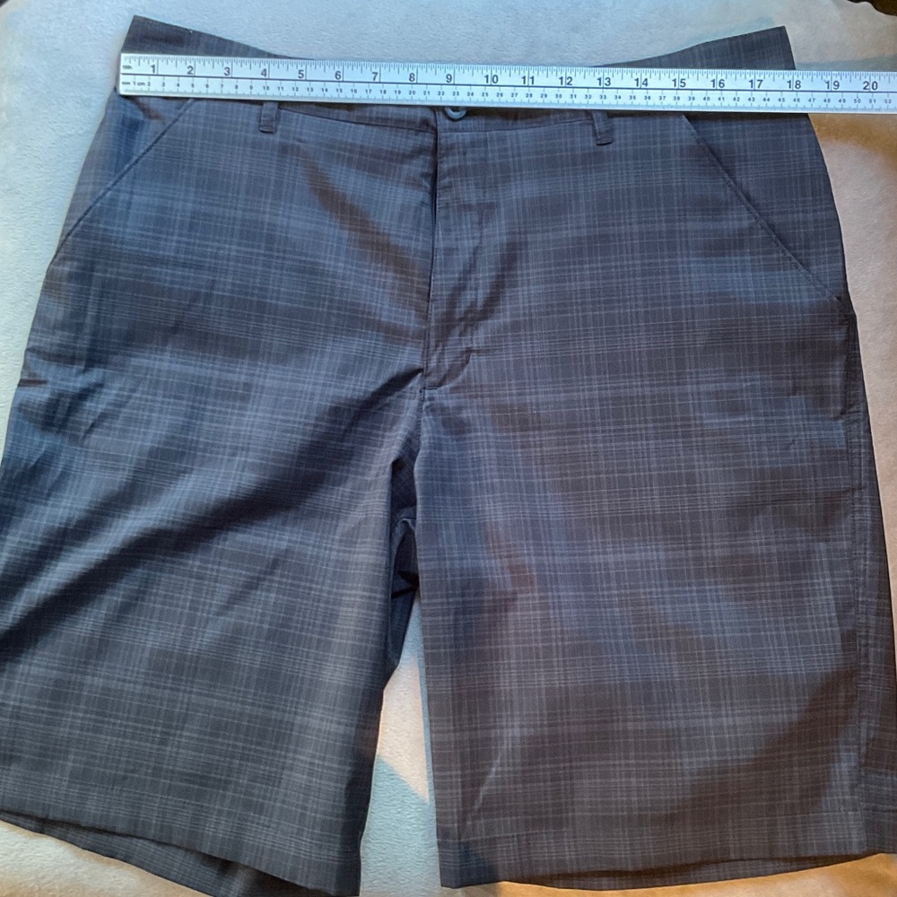 AVIA Men's Gray Plaid Flat Front Shorts